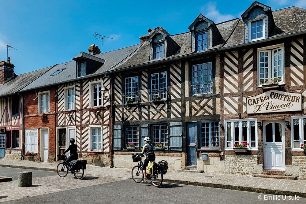 Cyclists along the tour of the Pays d'Auge